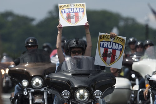 Dân chơi môtô Mỹ giơ khẩu hiệu ủng hộ Trump. Ảnh: WP
