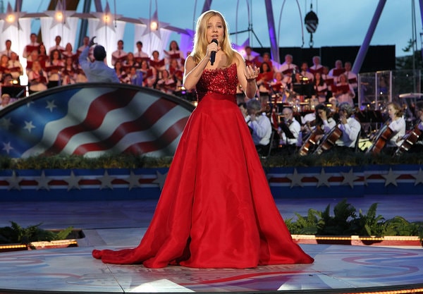 Báo chí Mỹ cho rằng, giọng ca tốt nhất mà Trump có thể có được lúc này là Jackie Evancho, nữ ca sĩ 16 tuổi, Á quân của chương trình truyền hình Tìm kiếm tài năng Mỹ mùa thứ 15.