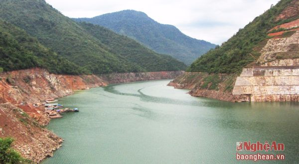 Công tác bảo vệ rừng góp phần ổn định nguồn nước cho các nhà máy thủy điện.(Ảnh chụp tại vùng lòng hồ thủy điện Bản Vẽ)