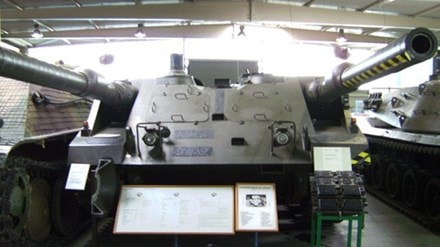 Mẫu xe tăng 2 pháo chính trưng bày tại một bảo tàng quân sự ở Đức. Ảnh: War History Online