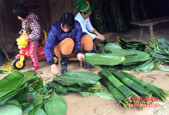 Một thương lái buôn lá dong đang sắp lại lá để bán.