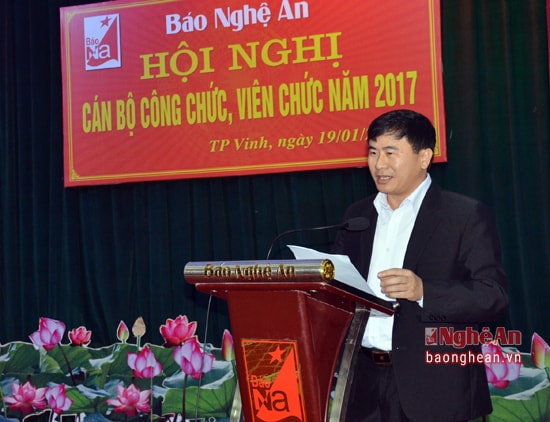 Đồng chí Lê Văn Canh- Phó Chánh Văn phòng  Báo Nghệ An báo cáo kết quả thi đua khen thưởng năm 2016.