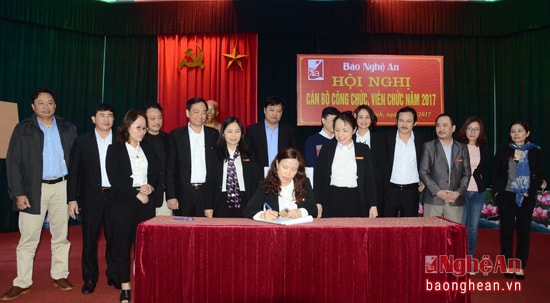 Ban Biên tập, công đoàn và các phòng chuyên môn ký kết thực hiện chương trình phát động thi đua của Báo Nghệ An năm 2017.