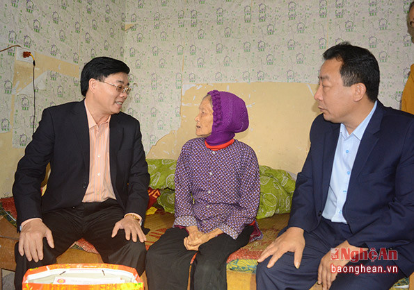 Bà Nguyễn Thị Đợt - vợ liệt sỹ trú tại xã Bảo Thành cảm ơn sự quan tâm của các cấp ủy, chính quyền dành cho đối tượng chính sách. Ảnh: Thu Giang.