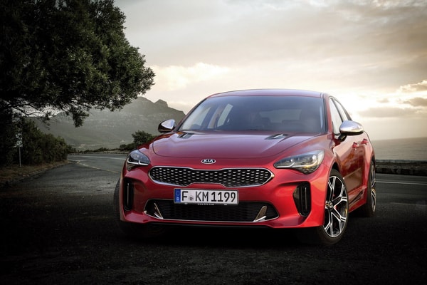 Tại thị trường Mỹ, Kia Stinger 2018 có 2 tùy chọn động cơ xăng khác nhau. Trong khi đó, tại thị trường châu Âu, Kia Stinger 2018 có điểm khác biệt lớn nhất là động cơ diesel CRDi, 4 xy-lanh, tăng áp, dung tích 2,2 lít.