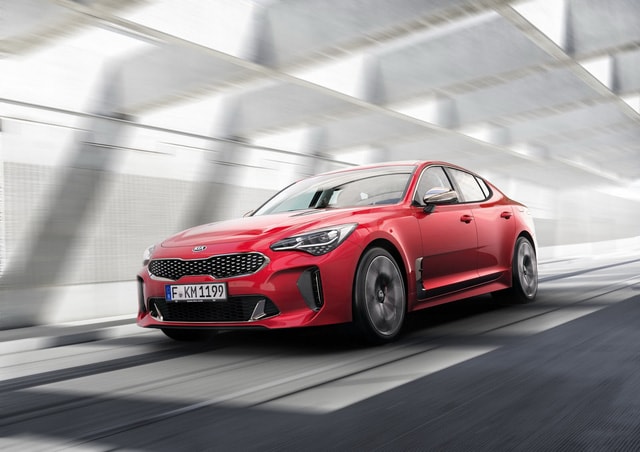 Chưa hết, Kia Stinger 2018 tại thị trường châu Âu còn có động cơ tiêu chuẩn là máy xăng Theta, 4 xy-lanh, tăng áp, dung tích 2.0 lít. Động cơ này tạo ra công suất tối đa 255 mã lực tại vòng tua máy 6.200 vòng/phút và mô-men xoắn cực đại 353 Nm tại dải vòng tua từ 1.400 - 4.000 vòng/phút.