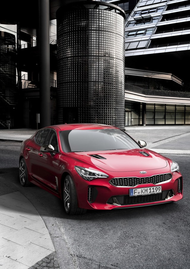 Động cơ thứ 3 dành cho Kia Stinger 2018 phiên bản châu Âu là máy xăng V6 Lambda II, tăng áp kép, dung tích 3,3 lít với công suất tối đa 370 mã lực và mô-men xoắn cực đại 510 Nm tại dải vòng tua máy từ 1.300 - 4.500 vòng/phút.