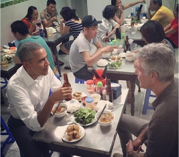 Tổng thống Obama dùng món bún chả trong chuyến thăm Việt Nam. Ảnh TL