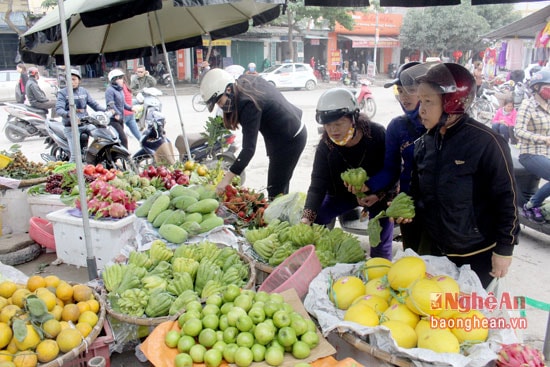 Các chợ ở TP Vinh nhộn nhịp vào ngày 19/1, tức 22 tháng chạp. Ảnh Phương Thúy