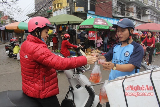 Mua cá chép vàng cúng ông táo mong may mắn- ẢNh Phương Thúy