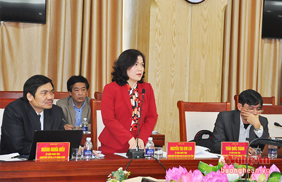 Giám đốc sở GD&ĐT Nguyễn Thị Kim Chi trình bày dự thảo