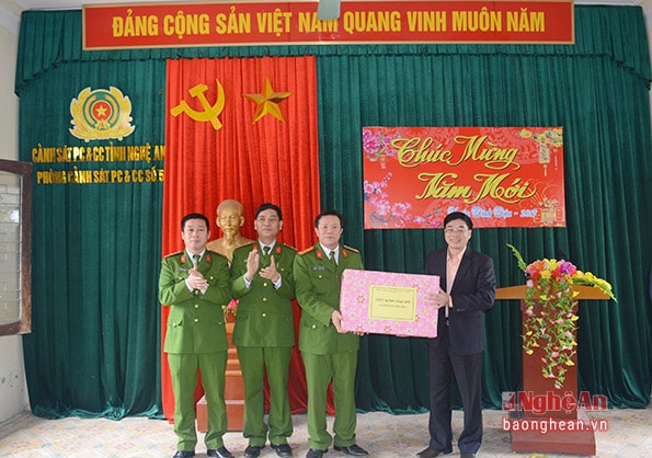 Phó Bí thư Tỉnh ủy Nguyễn Văn Thông chúc Tết tập thể cán bộ, chiến sỹ Phòng Cảnh sát phòng cháy và chữa cháy số 5. Ảnh: Thu Giang.