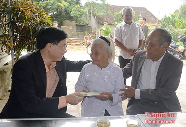 Đoàn công tác chúc Tết cụ Nguyễn Thị Đại (sinh năm 1928) trú tại xã Nam Sơn. Cụ là cán bộ hoạt động trước Cách mạng Tháng Tám, được trao Huy hiệu 70 năm tuổi Đảng. Ảnh: Thu Giang.