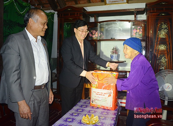 Cụ Trương Công An - bố liệt sỹ đón nhận và cảm ơn sự quan tâm từ phía các thành viên trong đoàn công tác dành cho các gia đình chính sách dịp Tết đến, xuân về. Ảnh: Thu Giang.