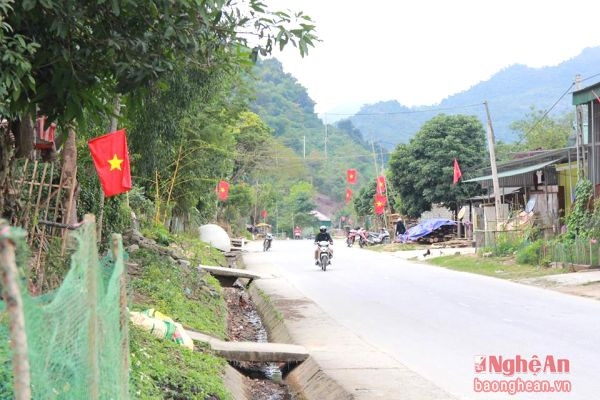 Người dân huyện Tương Dương treo cờ chào đón Tết Nguyên đán Đinh Dậu 2017.