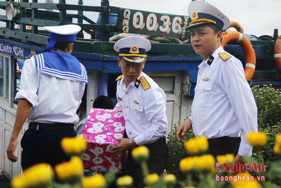 Cán bộ, chiến sỹ Vùng 3 Hải quân và Trạm ra đa 550 chuyển quà Tết lên đảo Lý Sơn