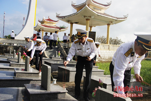 Và thắp những nén nhanh thơm lên phần mộ các anh hùng liệt sỹ hi sinh trong các cuộc chiến giữ gìn biển đảo Tổ quốc.