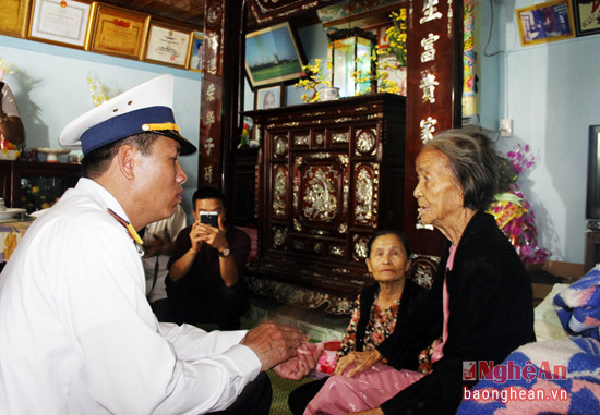 Đoàn đến thăm, tặng quà mẹ Việt Nam Anh hùng Nguyễn Thị Phẩm.