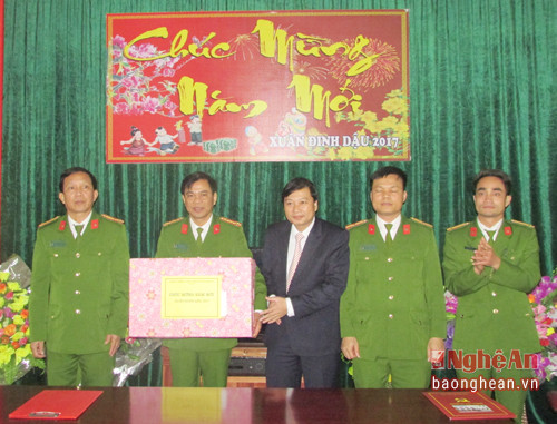 Đồng chí Lê Hồng Vinh và đoàn chúc Tết và tặng quà phòng cảnh sát phòng cháy chữa cháy số 6
