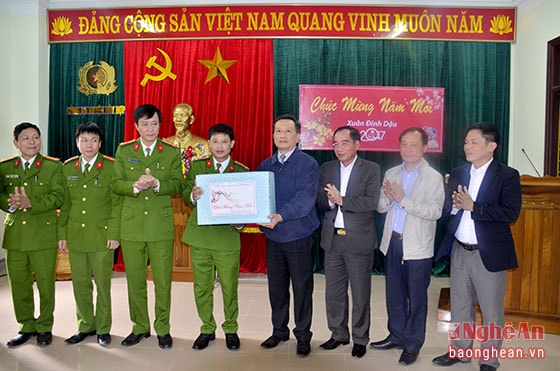 Phó Bí thư Tỉnh ủy Lê Quang Huy cùng đoàn công tác trao quà, chúc Tết cán bộ, chiến sỹ Công an huyện Quỳ Hợp. Ảnh Thành Duy.