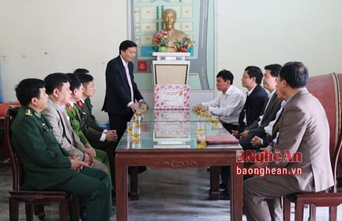 Đồng chí Lê Hồng Vinh đến thăm và chúc tết tại ban quản lý nghĩa trang quốc tế Việt Lào. Ảnh: Huyền Trang