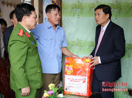 Đồng chí Lê Hồng Vinh thăm và tặng quà cho gia đình ông Nguyễn Hồng Yên- thương binh 4/4 ở xã Khai Sơn, ảnh: Huyền Trang.
