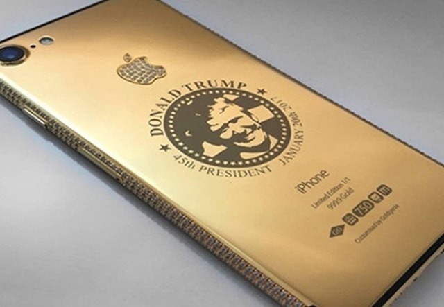 Xuất hiện iPhone phiên bản mạ vàng hình Tổng thống Trump: Đây là sản phẩm Goldgenie-một cửa hàng ở Các Tiểu Vương quốc Ả Rập Thống nhất (UAE) vừa được cho ra mắt nhằm thỏa mãn thú vui của giới siêu giàu mua sắm. Chiếc điện thoại in hình ảnh ông Trump đầu tiên này đã được bán đi và đã có thêm 9 đơn hàng tương tự. Ảnh: CNN.