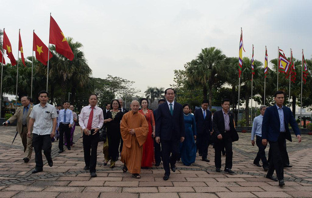 Chủ tịch nước Trần Đại Quang cùng các kiều bào tiến vào Đại hùng bảo điện để dâng hương