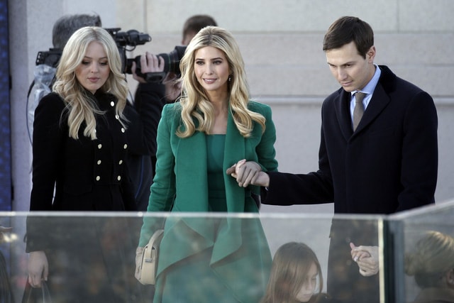 Con gái lớn của ông Trump, Ivanka Trump (áo xanh) cùng chồng Jared Kushner và con gái út của ông Trump, Tiffany Trump cũng có mặt tại buổi hòa nhạc.