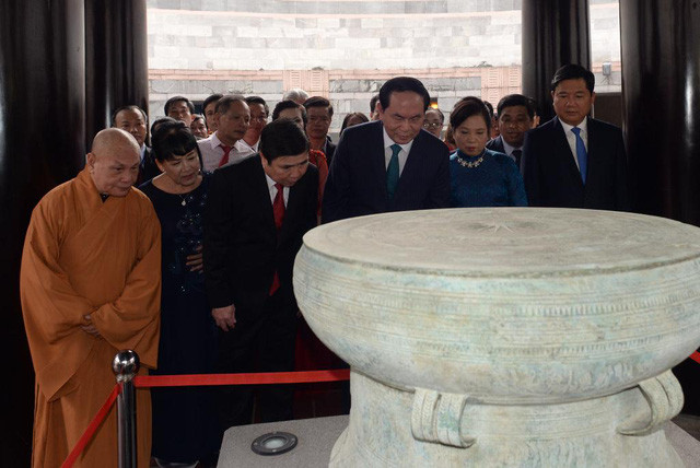 Chủ tịch nước dẫn đầu đoàn tham quan các hiện vật lịch sử quý giá từ thời các vua Hùng dựng nước được trưng bày tại khu tưởng niệm