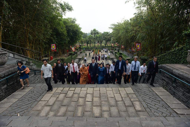 Hơn 50 kiều bào tiêu biểu đã cùng Chủ tịch nước Trần Đại Quang đến dâng hương lên các vua Hùng