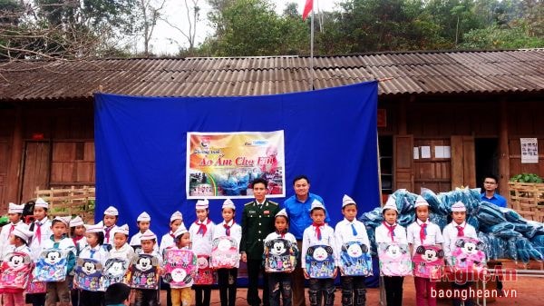 Tỉnh Đoàn tặng quà cho các em học sinh trường Tiểu học Mỹ Lý (Kỳ Sơn). Ảnh: Quang Huy (Ban Tuyên giáo Tỉnh đoàn).