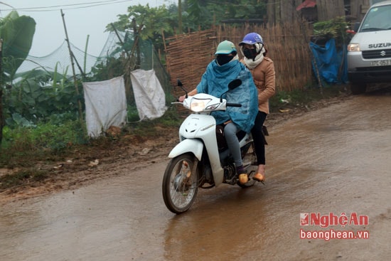 Người đi đường cũng phải mang theo áo mưa bởi mù dày đặc làm ướt hết áo quần.