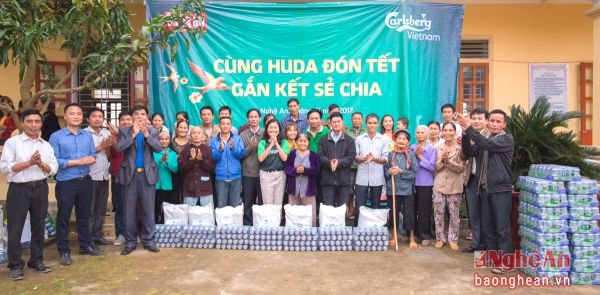 Trao quà Tết tại chương trình “Huda vui đón Tết - Gắn kết sẻ chia” ở xã Thịnh Thành, huyện Yên Thành, tỉnh Nghệ An.