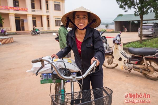 Người dân xã Thịnh Thành, huyện Yên Thành, tỉnh Nghệ An vui mừng khi nhận quà Tết của chương trình “Huda vui đón Tết - Gắn kết sẻ chia”.
