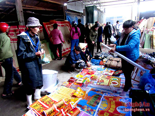 Chợ quê áp Tết ở Diễn Châu với nhiều tranh, ảnh, câu đối được bày bán. Ảnh Quang An