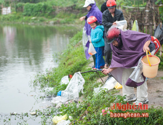 Bác Tấn, ở Đội Cung sau khi thả cá chép tiễn ông Táo đã gom các bao ni lông vứt bừa bãi ở gần hồ Cửa Nam đồng thời nhắc nhở mọi người chung tay vứt rác vào một chỗ