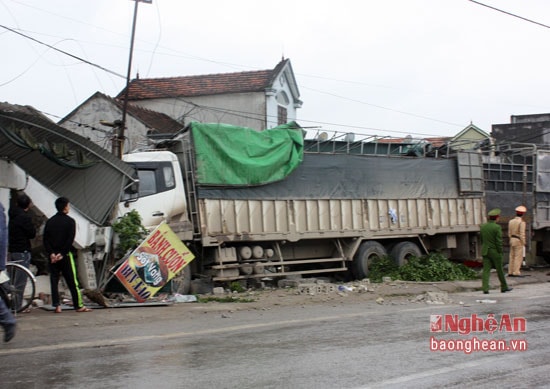 Chiếc xe tải đâm sập bức tường 2 nhà dân bên đường. Ảnh: Thanh Yên