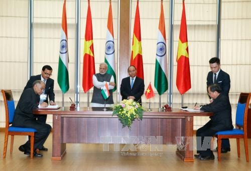 Thủ tướng Nguyễn Xuân Phúc và Thủ tướng Ấn Độ Narendra Modi chứng kiến Lễ ký Nghị định thư sửa đổi Hiệp định về tránh đánh thuế hai lần. Ảnh: Thống Nhất/TTXVN