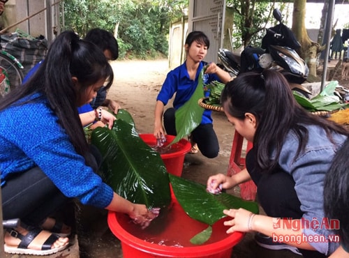 Ảnh 1: Nguyên liệu để làm bánh chưng đều được các tình nguyện viên mua sẵn và chuẩn bị sạch sẽ trước khi gói. Ảnh: Đậu Linh