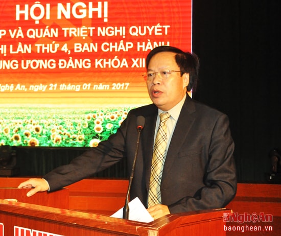 Đồng chí Đinh Xuân Khoa - Ủy viên Ban Chấp hành Đảng bộ tỉnh, Bí thư Đảng ủy, Hiệu trưởng nhà trường trực tiếp quán triệt Nghị quyết