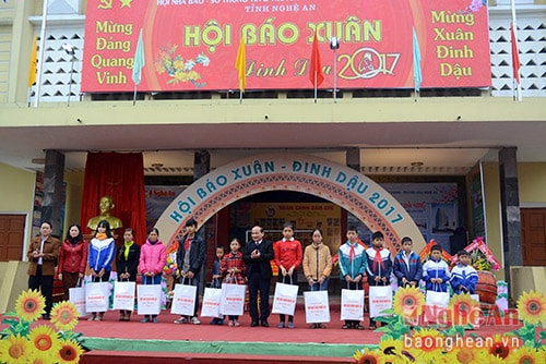 Trao 15 suất quà cho các em học sinh nghèo nghị lực vươn lên học giỏi. Ảnh: Thu Giang,