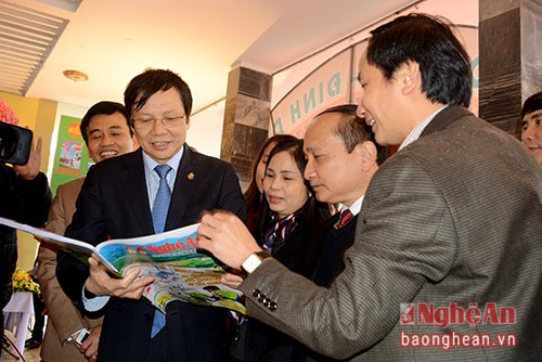 Các đại biểu tham quan gian trưng bày Báo Nghệ An. Ảnh: Thu Giang,