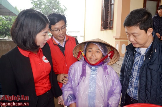 Lãnh đạo Hội chữ thập đỏ tỉnh và Công ty CP vận tải hàng không Miền nam chia sẻ những khó khăn với bà con xã Nghi Trung và Nghi Khánh, chúc bà con đón tết vui vẻ, sum vầy