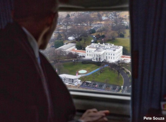  Ông Obama nhìn về phía Nhà Trắng qua cửa sổ khi máy bay cất cánh rời khỏi Washington. Ảnh: NBC News