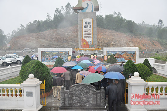 Đoàn cán bộ, công nhân viên ngành GTVT Nghệ An dâng hương tại Đài tưởng niệm Kênh nhà Lê.