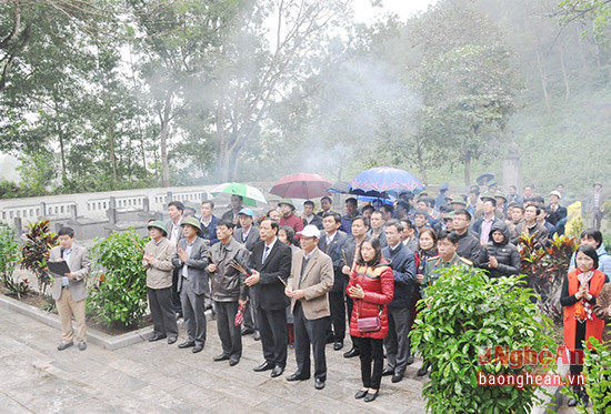 Các thành viên trong đoàn thắp hương tưởng nhớ các anh hùng liệt sỹ tại nghĩa trang GTVT trên QL7