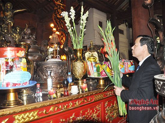 Dâng hương, dâng hoa tại Khu di tích lịch sử quốc gia Truông Bồn. Ảnh: Thu Huyền