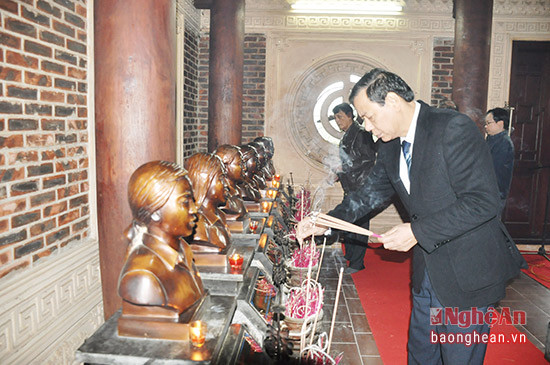 Đồng chí Nguyễn Hồng Kỳ dâng hương trước phần mộ chung của 13 anh hùng liệt sỹ TNXP hy sinh tại Truông Bồn. Ảnh: Thu Huyền
