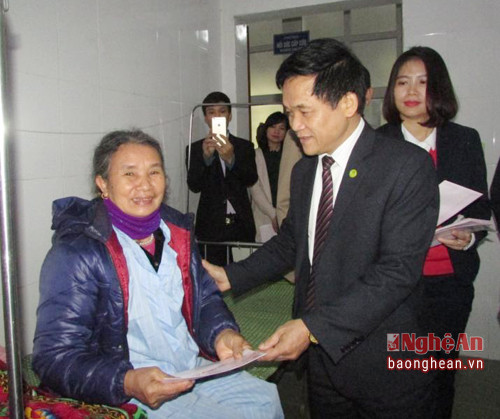 Ông Trần Văn Mão - Phó trưởng đoàn đại biểu quốc hội tỉnh trao quà tết cho bệnh nhân đang điều trị tại bệnh viện Đa khoa huyện Tân Kỳ